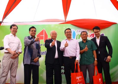 From the left: Mr. Wong Hon Weng, Datuk Seri Haji Mohamed Iqbal Bin Kuppa Pitchai Rawther, Tan Sri Dato’ Seri Lim Gait Tong, YB Tuan Chang Lih Kang, Tuan Haji Sahlan Bin Husnin, Mr.Lim Chu Dick